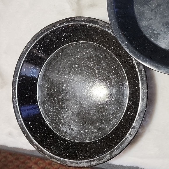 ENAMELWARE PIE PLATE PANS VINTAGE. SET OF 2. - Picture 2 of 6